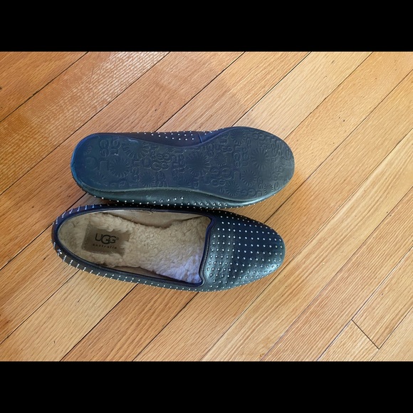 Ugg slip on shoes black 

USA size 7 - Picture 1 of 2